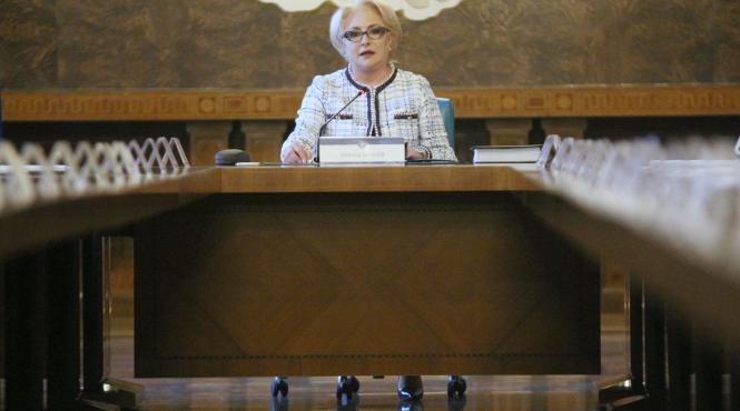 ping pong cu ministri intre palate