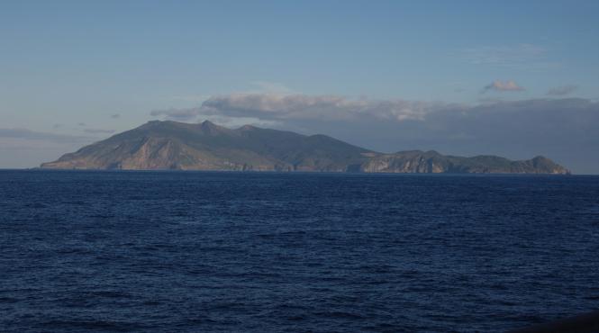 un vulcan de pe o insula din japonia a intra in eruptie