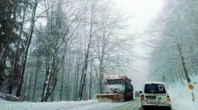 doua drumuri judetene din maramures inchise temporar din cauza copacilor cazuti pe carosabil si pericolului de avalansa