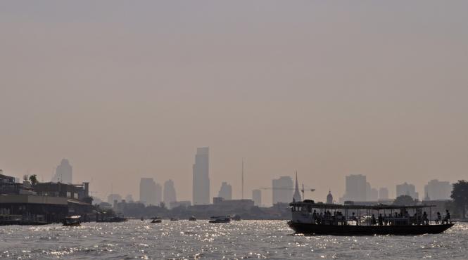 locuitorii din bangkok s au acoperit cu chiloti si sutiene din cauza poluarii