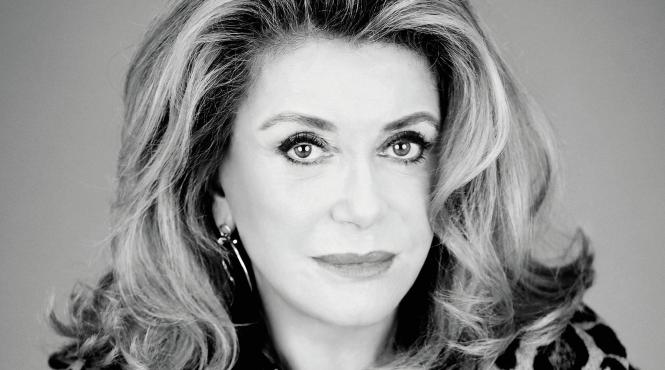 catherine deneuve isi vinde la licitatie rochiile create pentru ea de yves saint laurent