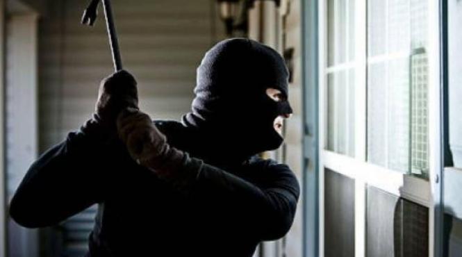 incident teribil in dambovita o femeie a fost talharita in propria casa de patru persoane cu cagule