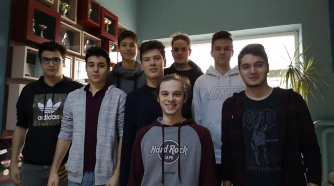 elevii care promoveaza romania printre stele