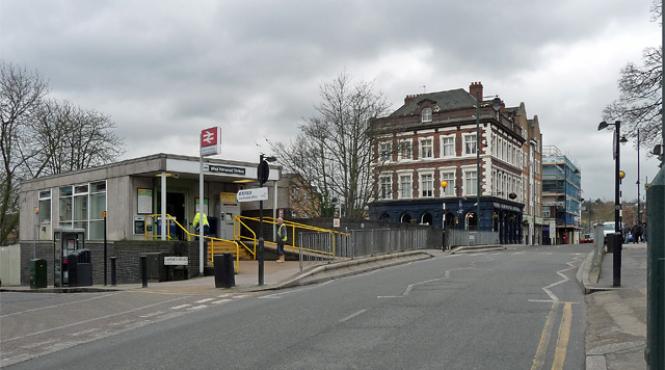 un baiat de 15 ani a fost impuscat in piept in londra