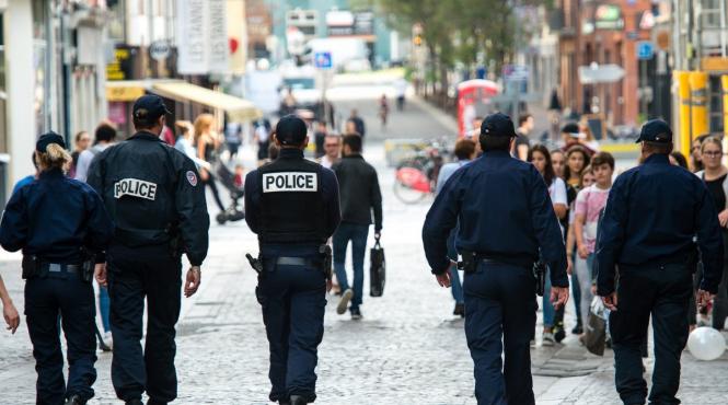 din cauza cresterii delicventei parisul vrea sa se doteze cu o politie municipala