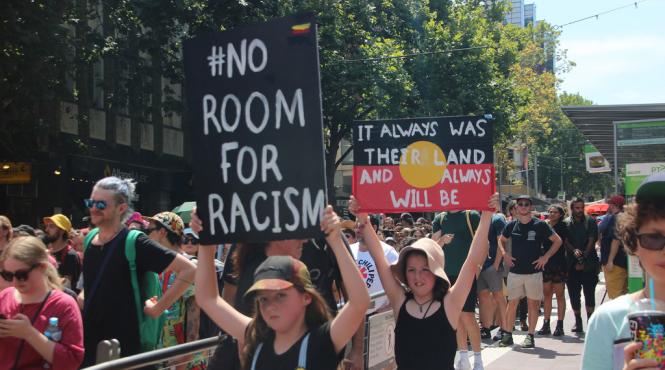 mii de australieni au participat la mitinguri in intreaga tara pentru a denunta ziua invaziei