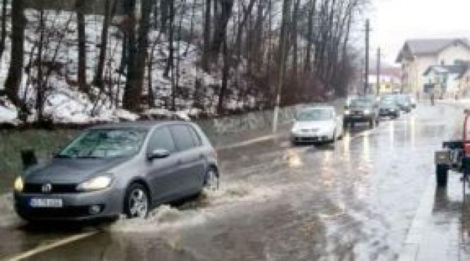 atentie soferi circulatia rutiera este ingreunata in zona statiunii calimanesti din cauza inundatiilor