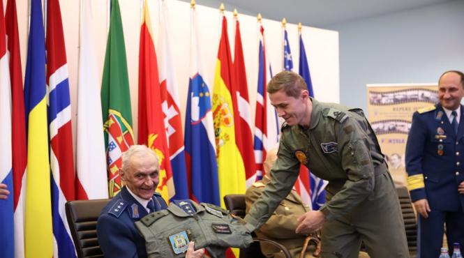 veteranul aviatiei romane ion dobran a implinit 100 de ani