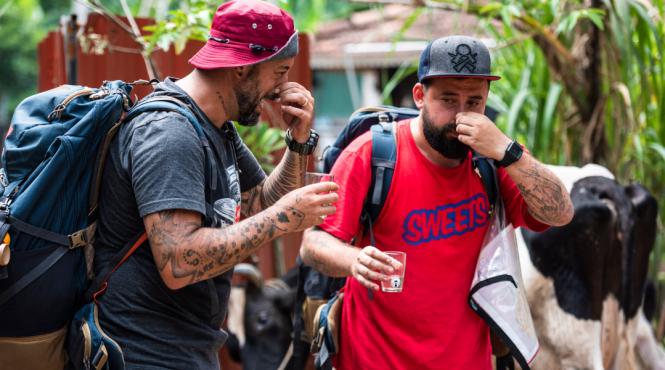 concurentii din asia express au baut urina de vaca in india