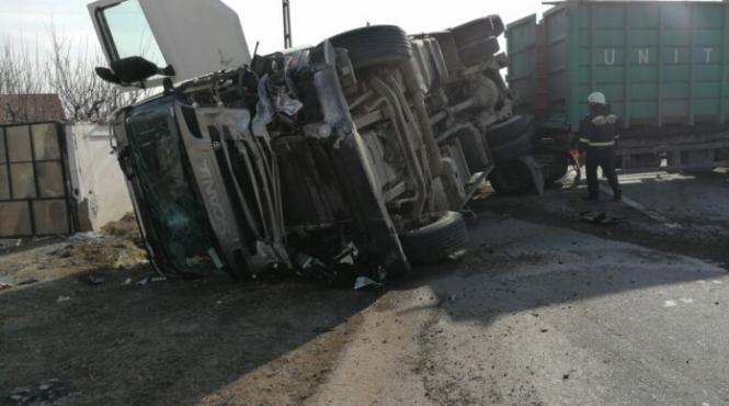 autocamion rasturnat pe drumul judetean 677 la salcia