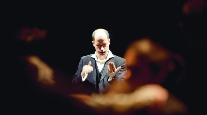 de la pupitrul celebrei orchestre london philharmonic la sala radio dirijorul german ralf sochaczewsky