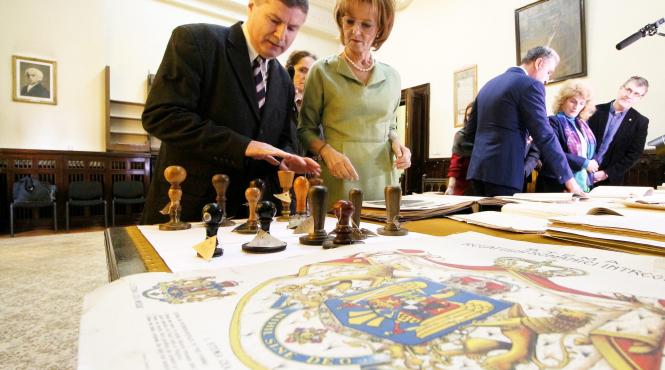 custodele coroanei la arhivele nationale