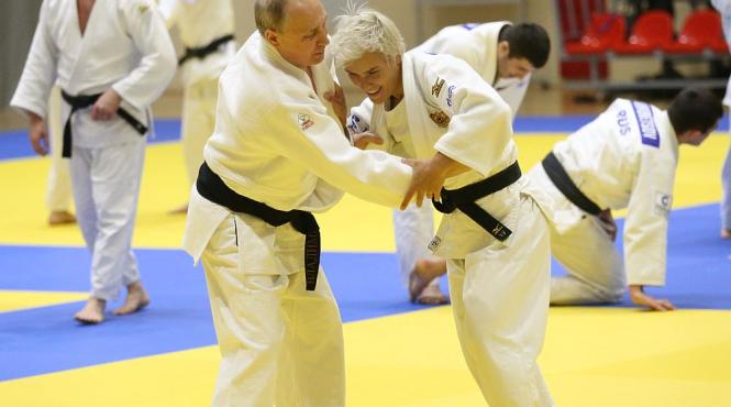 vladimir putin trantit la podea de o femeie