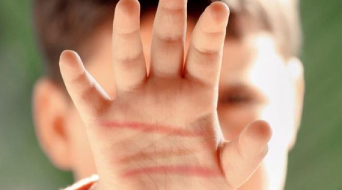 revoltator un copil de zece ani a fost batut cu salbaticie de mama lui