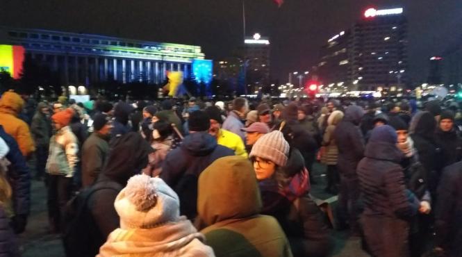 interventie a jandarmilor dupa ce unii protestatari din piata victoriei au bruscat o echipa de jurnalisti ai postului antena 3