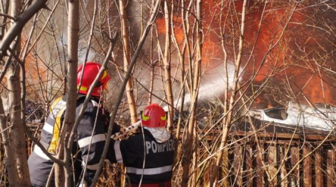 panica la buzau peste 50 de copii de la un camin cultural din bratilesti au fost evacuati in urma unui incendiu