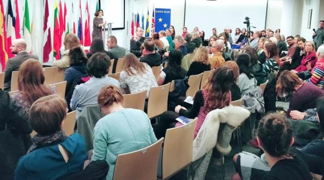 britanici entuziasti de limba si cultura romana la casa europei din londra