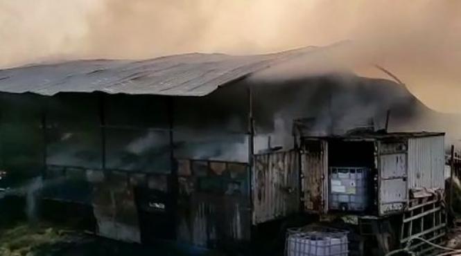 o ferma de porci din judetul arges a luat foc pompierii spun ca exista pericol de explozie