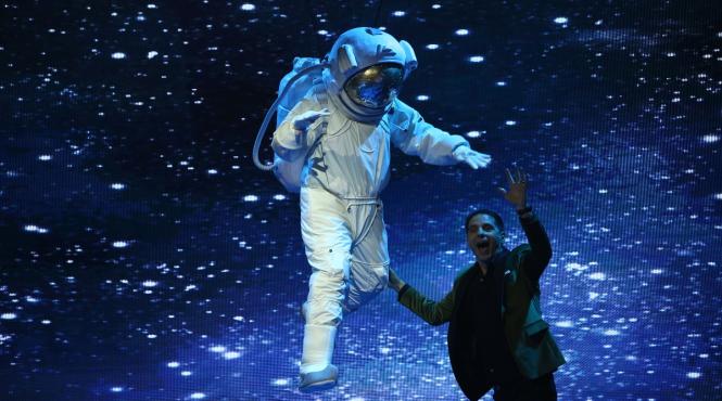 vedeta care se deghizeaza intr un astronaut la scena misterelor am zis ca mor acolo