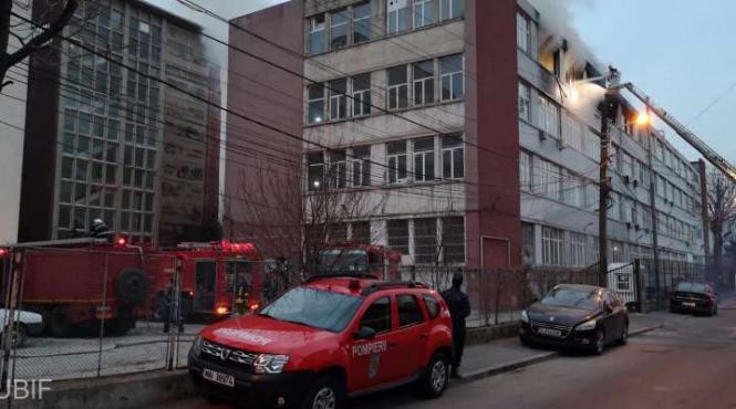 alerta in capitala incendiu in sectorul 2 la un spatiu de depozitare a materialelor pentru constructii