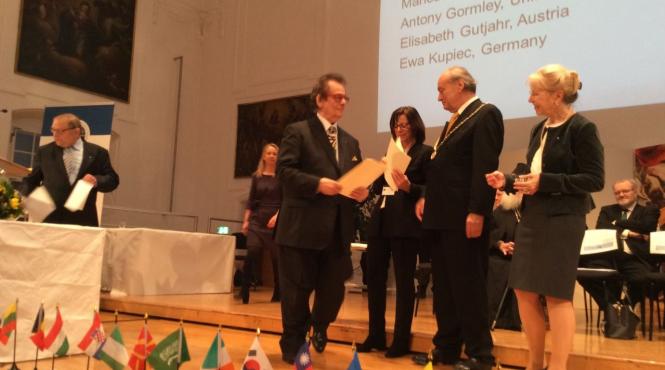 istoricul de arta radu varia primit cu bucurie de academia scientiarum et artium europaea