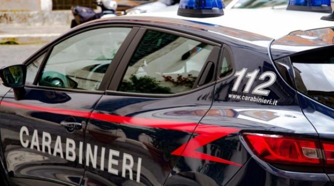 un roman a batut singur trei patrule de carabinieri doi agenti au ajuns la spital