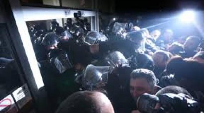 panica in serbia un grup de protestatari a patruns in sediul televiziunii de stat din belgrad