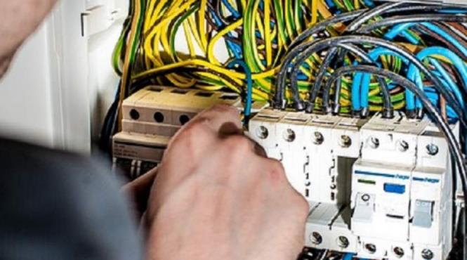 un fals electrician a furat 30 000 de lei din casa unei femei