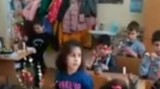 video scene teribile intr o scoala din bucuresti o invatatoare surprinsa in timp ce urla la elevi