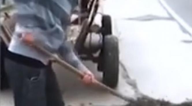 localnicii din campulung muscel au asflatat singuri un drum national plin de gropi si ignorat de autoritati