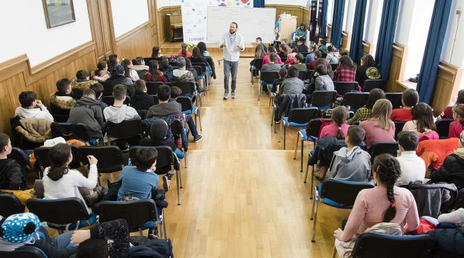 asociatia curtea veche doneaza mii de carti esentiale liceelor din romania