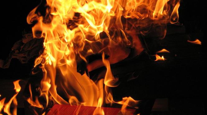 preotul responabil pentru arderea publica a unor volume din harry potter si a cerut scuze