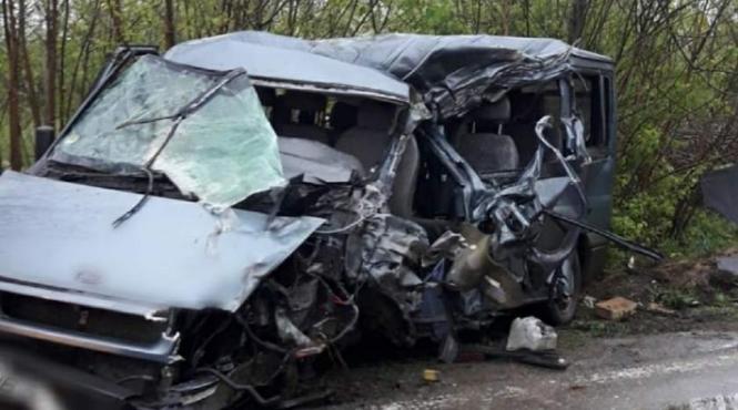 accident teribil in dambovita un microbuz cu pasageri a fost zdrobit de un tir