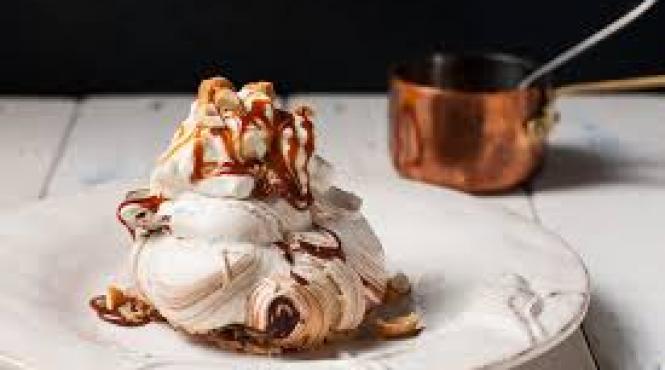 reteta zilei mini pavlova cu sos de caramel si ciocolata