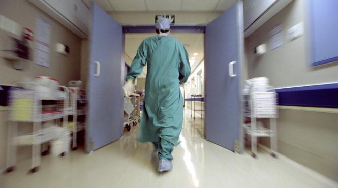 un antrenor din barlad a ajuns de urgenta in spital dupa ce a fost batut de sapte interlopi cu o ranga