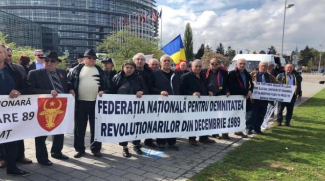 protest al revolutionarilor in fata parlamentului european se cere demiterea lui augustin lazar