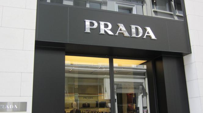 prada va organiza o prezentare de moda la shanghai in locul traditionalei defilari de la milano in iunie