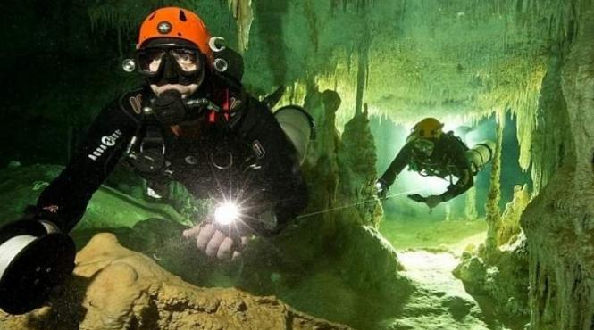 doi scafandri australieni implicati in salvarea copiilor blocati in pestera decorati de regele thailandei