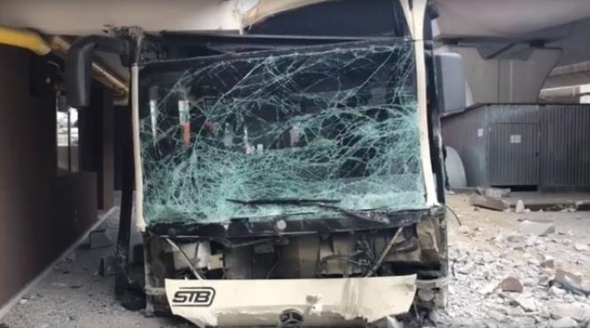 accident socant in capitala un autobuz stb a lovit patru masini si apoi a intrat intr un bloc