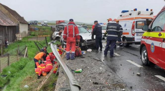 accident grav pe dn1 un autocar plin cu turisti s a ciocnit cu un autoturism o tanara de 24 de ani a murit si un barbat de 30 de ani a fost grav ranit