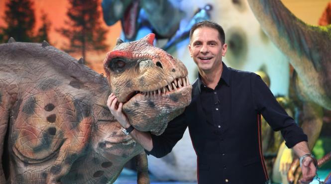 vedeta din spatele lui barack obama il socheaza pe dan negru la scena misterelor