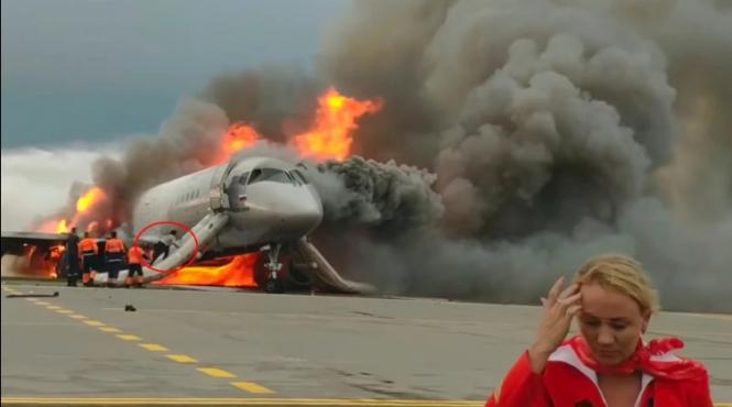 salvare incredibila momentul in care copilotul avionului rusesc urca in cabina pentru a l salva pe pilot