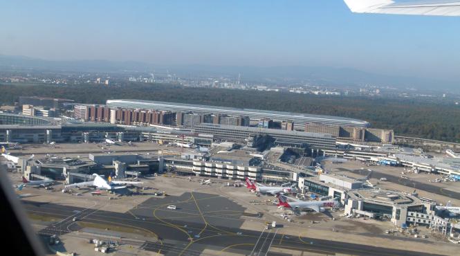 traficul aerian pe aeroportul din frankfurt a fost intrerupt temporar din cauza unei drone