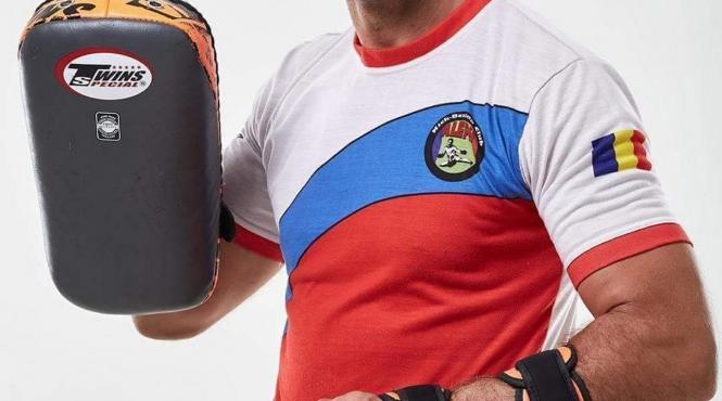 campionul la kickboxing care ii invata pe copii sa nu se apere cu pumnul