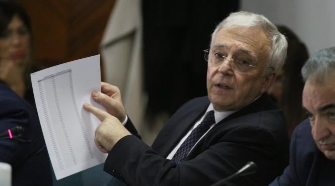 isarescu avertizeaza asupra importurilor mari de produse agricole