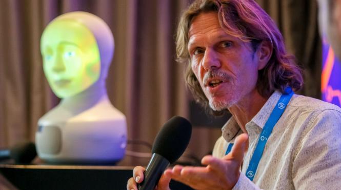 cel mai avansat robot social a venit in romania