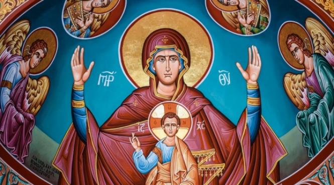 iasi sute de credinciosi prezenti in momentul aducerii icoanei sfintei fecioare maria de la sanctuarul din cacica