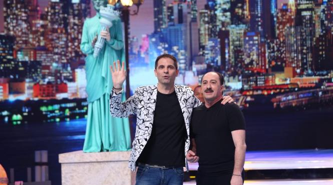 pantera roz statuia libertatii o vrajitoare si un viking o gorila alba si un extraterestru urca pe scena misterelor