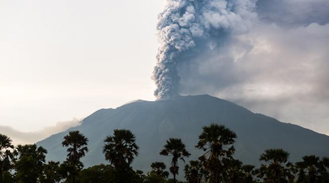 vulcanul agung a erupt din nou mai multe zboruri au fost anulate