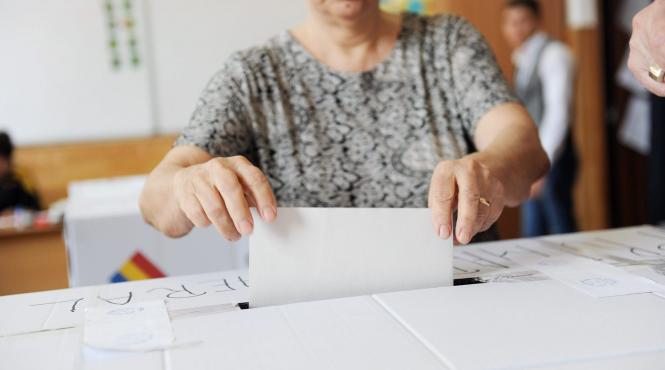 europarlamentare 2019 iasi stampila de control a sectiei de votare pusa pe prima pagina a mai multor buletine pentru referendum